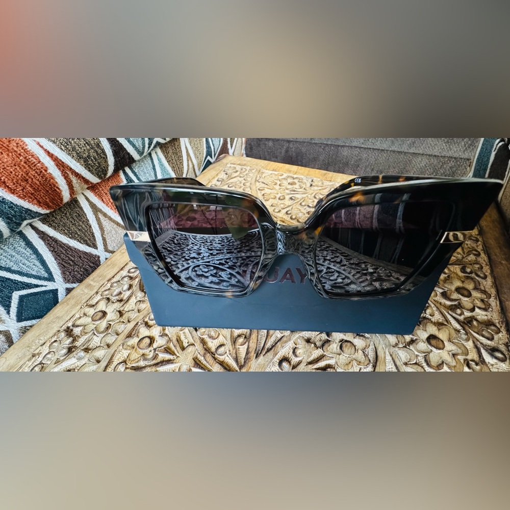 NEW IN BOX!! Quay Notorious Sunglasses in Tortoise - Picture 9 of 16